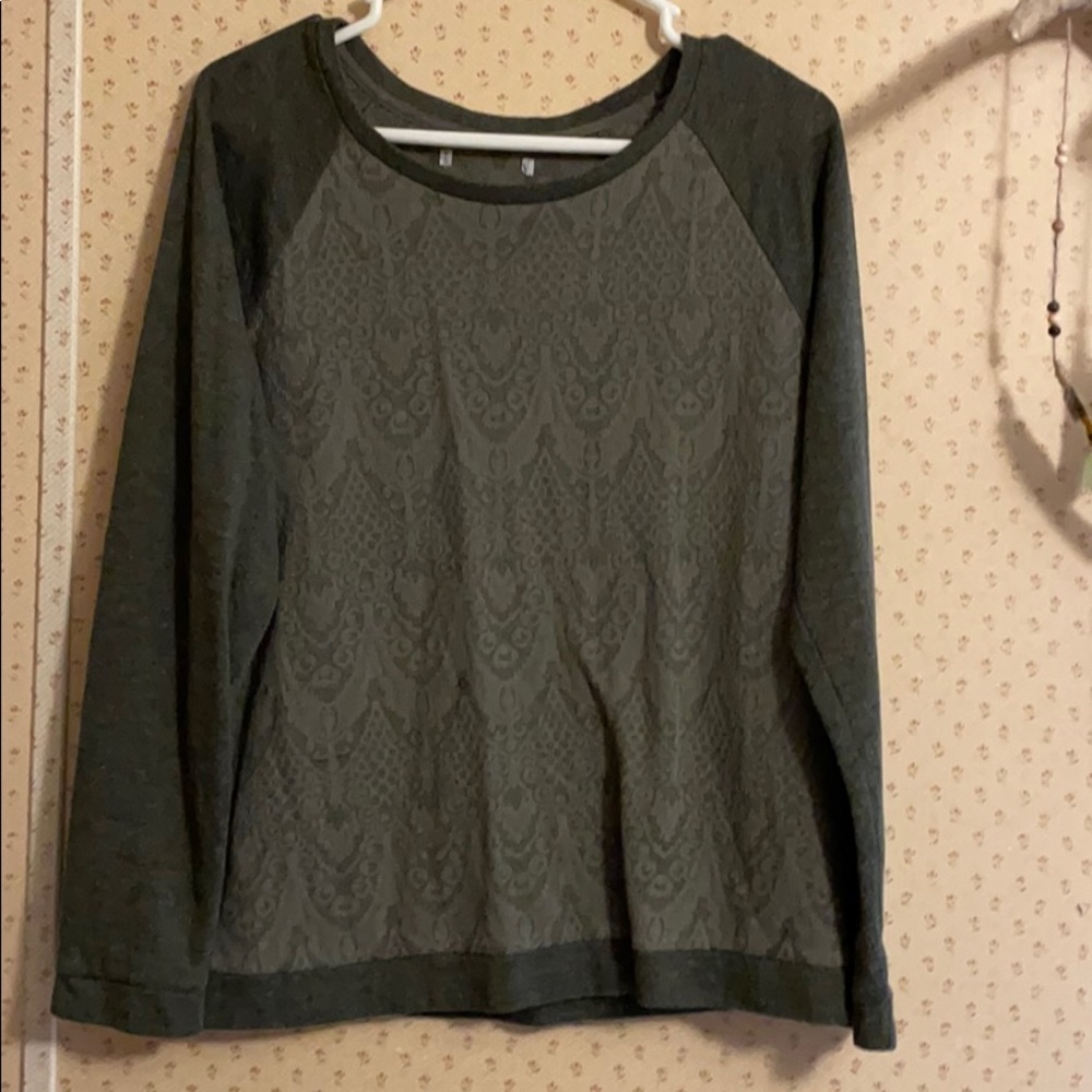 Long sleeve shirt, lace like front